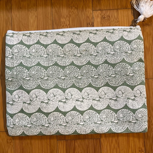 Manaola Green and White Tote Bag with Textured Design - Picture 5 of 11